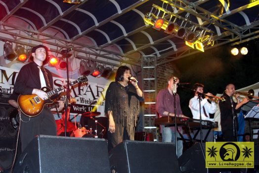 Doreen Shaffer (Jam) with The Stingers ATX 9. This Is Ska Festival, Wasserburg Rosslau 25. Juni 2005 (3).jpg